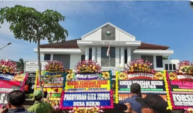 KEJARI KARANGANYAR MENDAPAT ACUNGAN JEMPOL TERKAIT KASUS KORUPSI