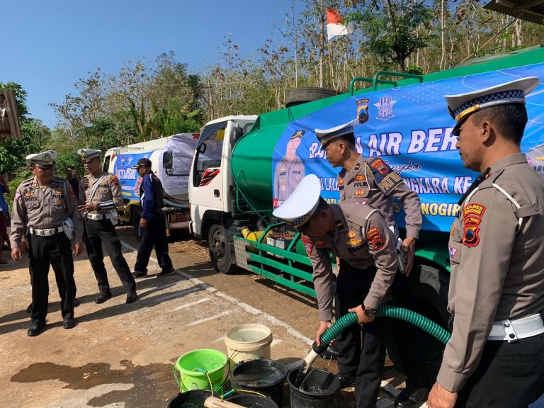 Droping Air Bersih, Polres Wonogiri Dorong Masyarakat Peduli Dampak Kekeringan