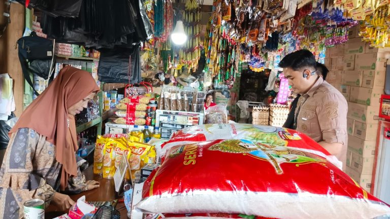 Unit Pidana Kasus Satreskrim Polres Lahat Melaksanakan Pemantauan Harga Sembako Minyakkita yang melebihi HET di Pasaran