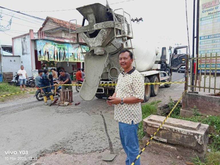 Jalan Rusak Lintas Provinsi Perbatasan Pekon Tekad dan Muara Dua. Agus Cik Berinisiatif Memperbaikinya