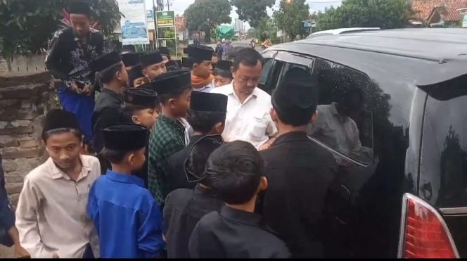 Viral! Pengusaha Asal Tanggamus, Bagi-Bagi Uang ke Anak-Anak Pondok Pesantren di Pringsewu saat Ngabuburit
