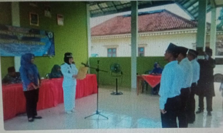 Kepala Pekon Tuti Arifin Memimpin Acara Pelantikan dan Perpisahan Perangkat Pekon Tekad