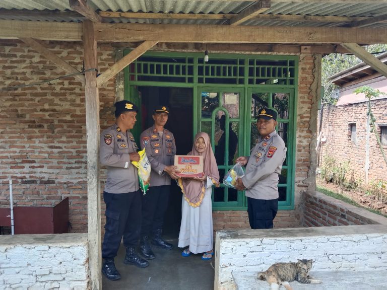 Jumat Berkah, Jajaran Polres Lampung Utara Berikan Bansos Kepada Masyarakat