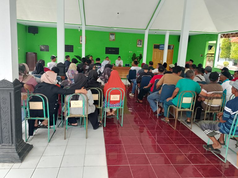 Kadus desa  tancep  di demo warga
