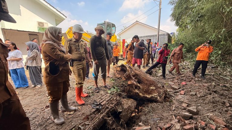 Tinjau Tanggul Jebol di Kalijaga, Wakil Wali Kota Dorong Normalisasi Sungai dan Sinergi Lintas Sektoral