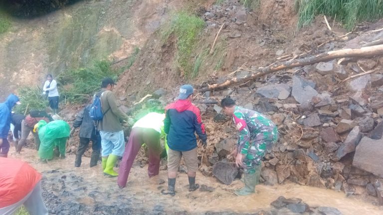 Hujan Tak Surutkan Semangat, TNI-Polri dan Warga Bahu-membahu Bersihkan Longsor Bukit Beser