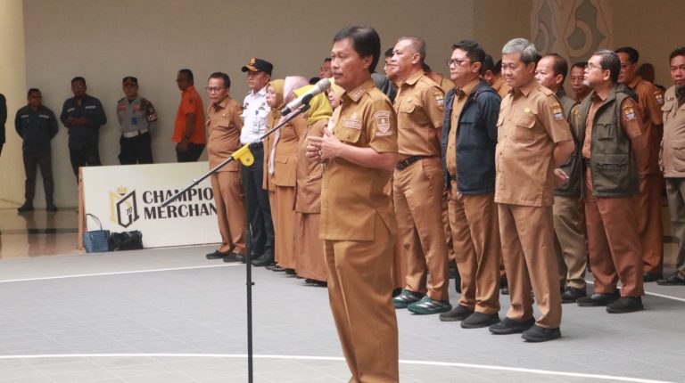 Pastikan Kelayakan Aset, Wali Kota Cirebon Pimpin Apel Pengecekan Ratusan Kendaraan Dinas untuk Performa Pelayanan Publik yang