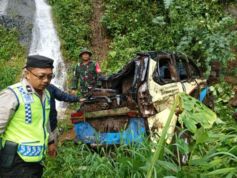 Respons Cepat Polsek Lebakbarang Cek Lokasi Mobil PLN yang Terperosok Jurang 160 Meter