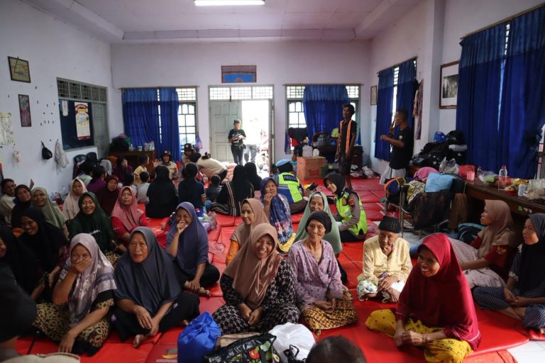 Kolaborasi Polres Pekalongan Kota dan Bag Psikologi Polda Jateng Gelar Psikologi Trauma Healing di Lokasi Pengungsian