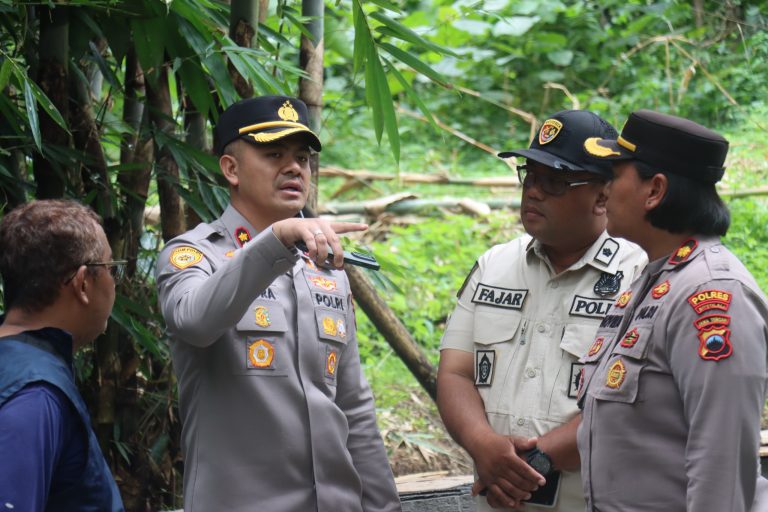 Kapolres Boyolali Tinjau Proyek Pembangunan Jembatan dI Desa Winong, Boyolali.