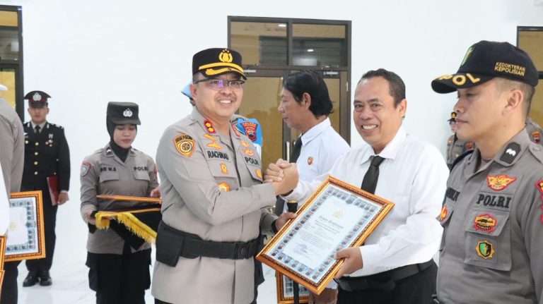 Beri Penghargaan Anggota ‘Tanpa Cacat’, Kapolres Pekalongan: Ini Bentuk Apresiasi Tertinggi Institusi!