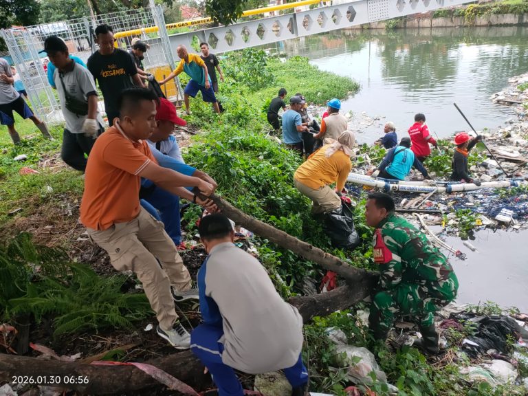 Kurangi Resiko Banjir, Babinsa dan Lurah Terjun ke Sungai.