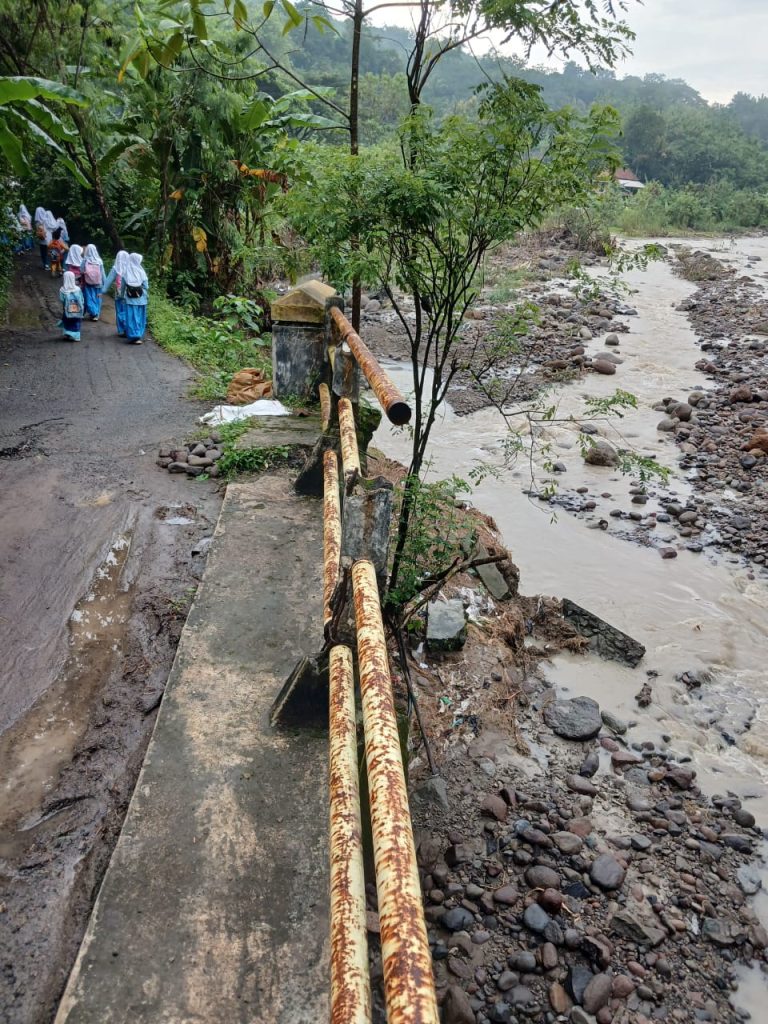 Warga Lebak Ngok Desak Perbaikan Jembatan dan Pemasangan Bronjong di Kali Benda