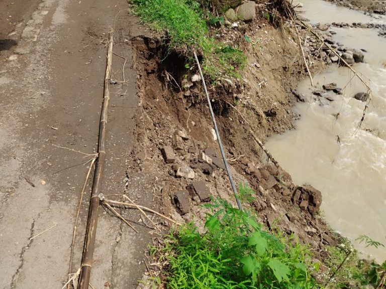 AKSES JALAN MENUJU SDN LEBAK NGOK TERPUTUS AKIBAT LONGSOR, WARGA MINTA PENANGANAN DARURAT PEMKOT CIREBON DAN BBWS