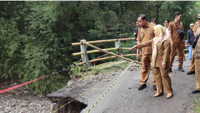*Wakil Wali Kota Tinjau Longsor Jembatan Lebakngok, Pemkot Cirebon Gandeng BBWS untuk Perbaikan Teknis*