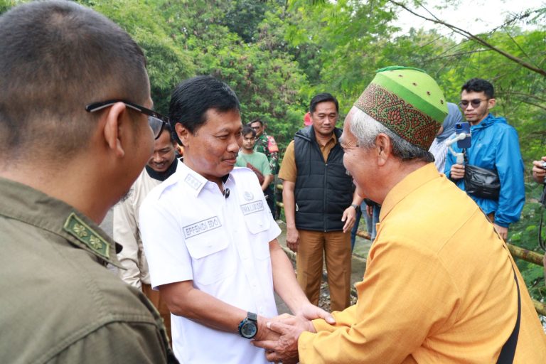 *Wali Kota Cirebon Tinjau Jembatan Lebakngok, Pastikan Perbaikan Dimulai Pekan Ini*