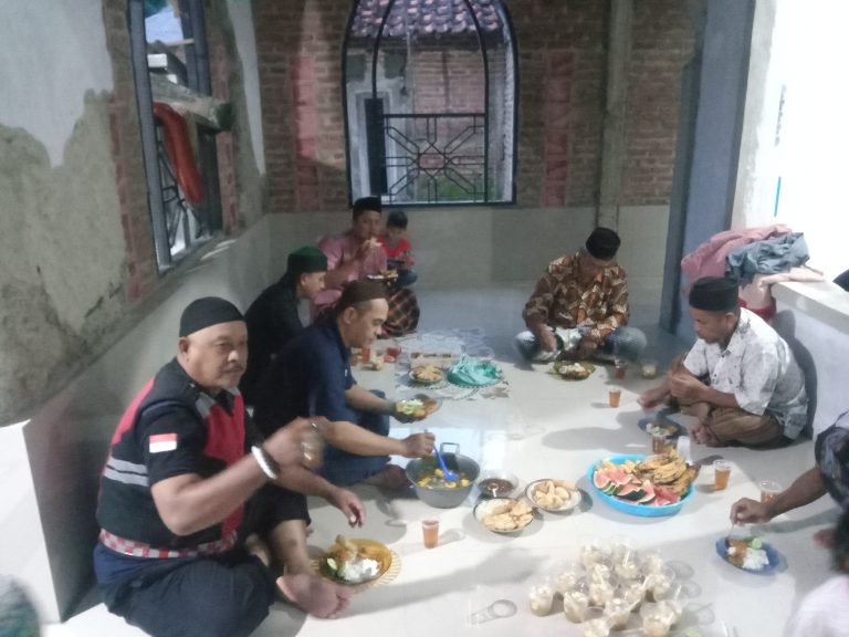 *Buka Bersama di Mushola Al-Hidayah RT 02 RW 04 Surapandan Berlangsung Khidmat dan Penuh Kebersamaan*