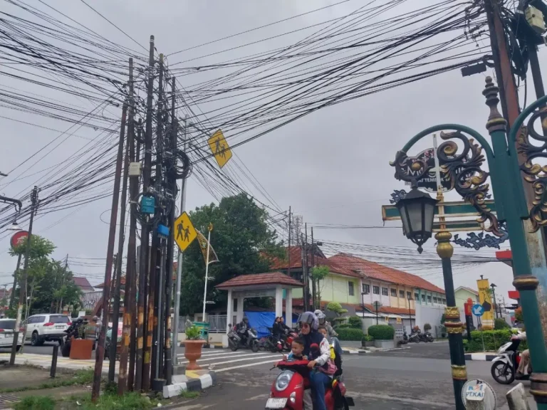 Kabel Semrawut Kuasai Ruang Publik, Pemkot Cirebon Dinilai Lamban Bertindak