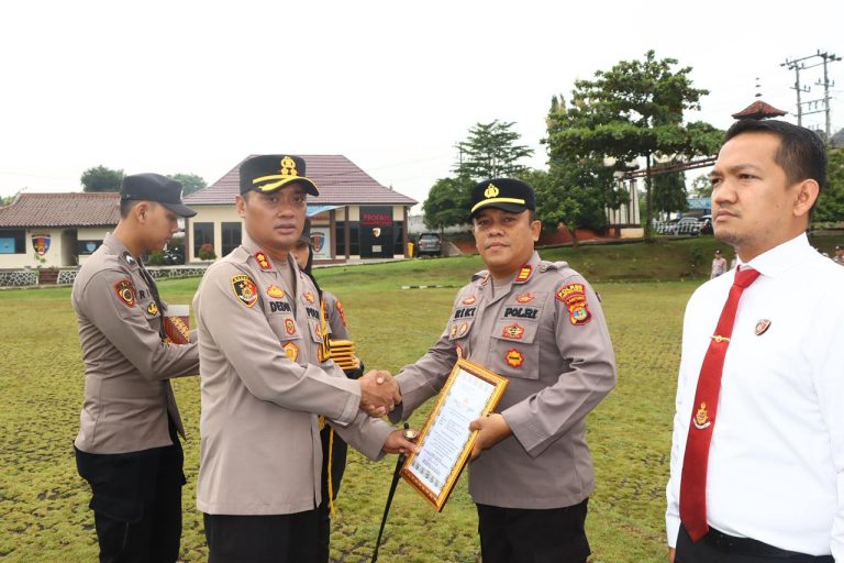 *Berhasil Ungkap Kasus 3C, Kapolres Lampung Utara Beri Penghargaan kepada 17 Personel*