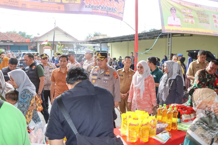 *Kapolda Jabar Pimpin Launching Gerakan Pangan Murah Serentak, Polresta Cirebon Siapkan Ribuan Bahan Pokok untuk Warga*
