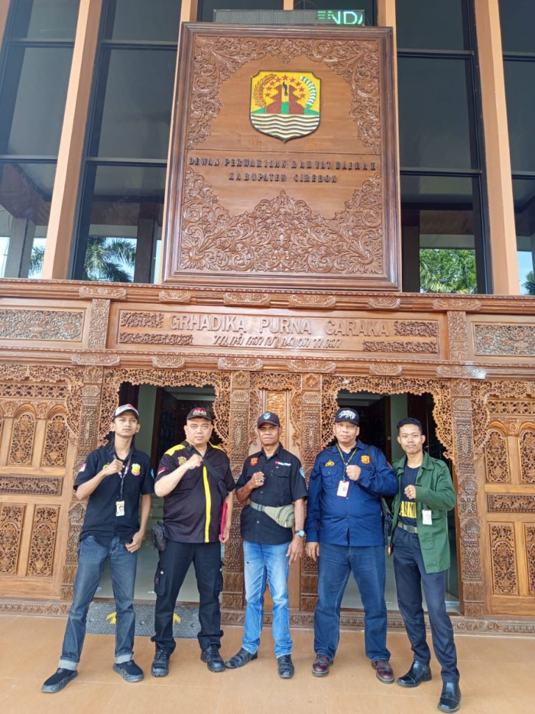 * Persatuan Wartawan Fast Respon (FRN) Counter Polri Cirebon Raya Datangi Kantor DPRD Kabupaten Cirebon, Ketua DPRD Tidak Berada di Tempat*