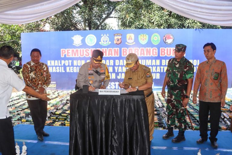 *Polresta Cirebon Musnahkan Ribuan Botol Miras dan Knalpot Brong Hasil KRYD dan Operasi Pekat Jelang Operasi Ketupat Lodaya 2026*