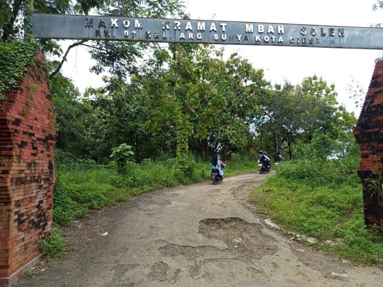 *Akses jalan Menuju Pemakaman Keramat Mbah Soleh Rusak Parah, Warga Minta Pemkot Cirebon dan Dinas Terkait Segera Bertindak*