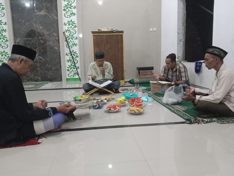 *KHATAM AL-QURAN DI PERTENGAHAN RAMADHAN, JAMA’AH MUSHOLA AL-HIDAYAH SURAPANDAN GELAR SYUKURAN*