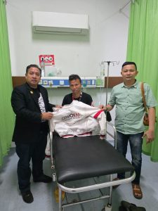 Foto : Direktur LBH ADVOKAI DPP KAI. Adv. Qorib, SH., MH didampingi Sekjend Adv. Agung Pramono, SH., MH dan Deputi Perlindungan Anggota Adv. Nasukha Abdul Jamal, SH., MH. saat menjenguk korban di RS. Otista Bandung.