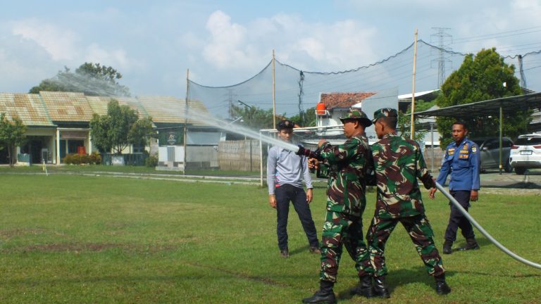 *Kodim 0614/Kota Cirebon Gelar Latihan Pemadaman Kebakaran Bersama Tim Damkar*