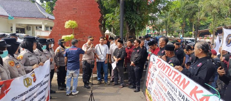 *Tidak Ada Kemajuan, Massa Desak Kadisdik Kabupaten Cirebon Ronianto Mundur, atau Hadapi Demo Lebih Besar*