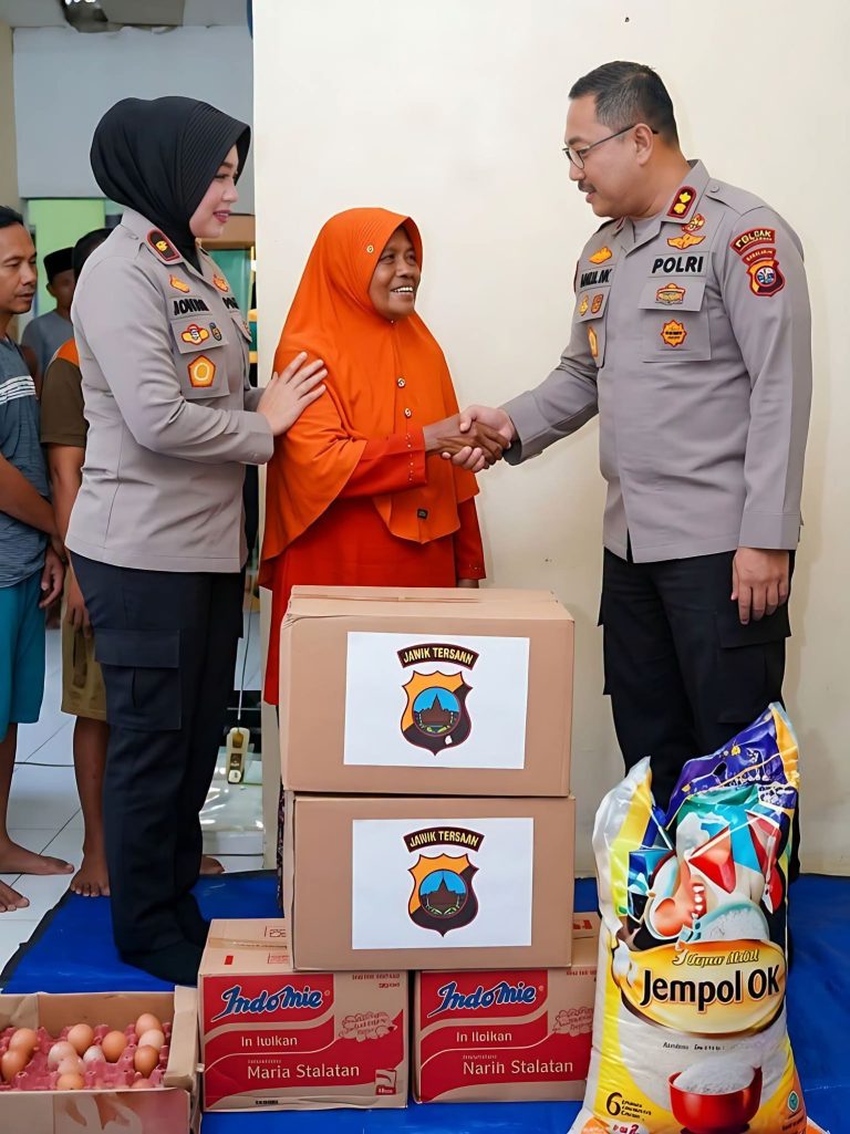 *KAPOLRES BREBES SAMBANGI KEDIAMAN IBU KUSMIAH, JANDA PENJAGA PARKIR YANG GAGALKAN AKSI PENCURIAN UANG RP3,6 MILIAR*