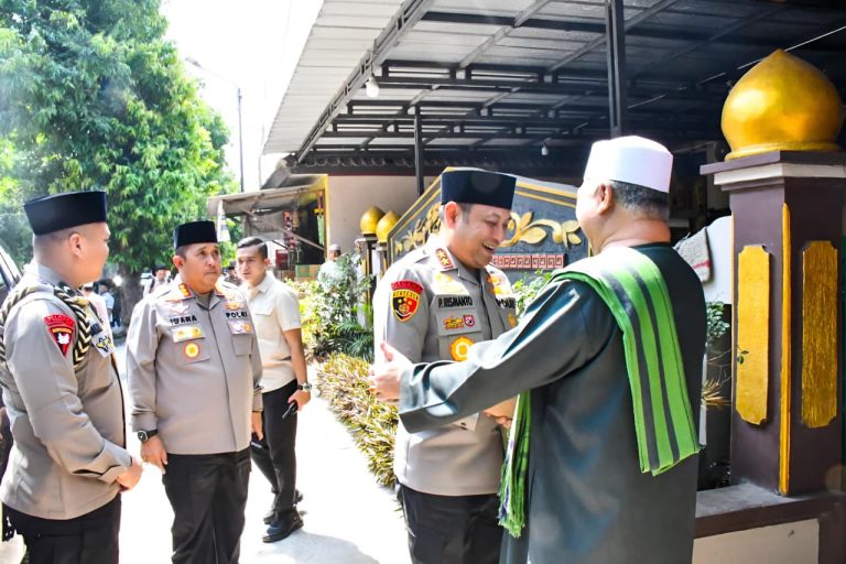 *Kapolda Jabar Sholat Jumat Keliling dan Silaturahmi ke Ponpes Al-Khairiyah, Perkuat Sinergitas Polri dengan Ulama*