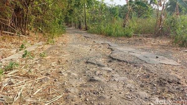 kondisi-jalan-di-blok-kedung-jumbleng-kelurahan-argasunya-kota-cirebon_169 (1)