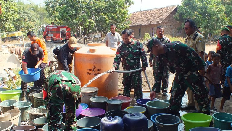 *TNI Hadir di Tengah Kesulitan Warga, Kodim 0614/Kota Cirebon Salurkan Air Bersih*